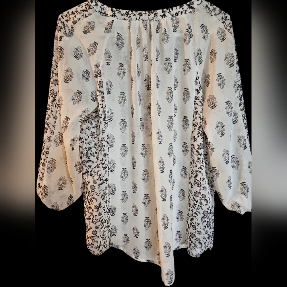 Maurices Women's Black and White Printed Blouse, Size Medium - Picture 6 of 7